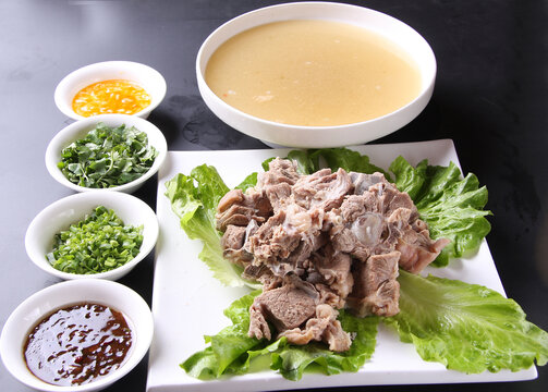 沾酱大块羊肉