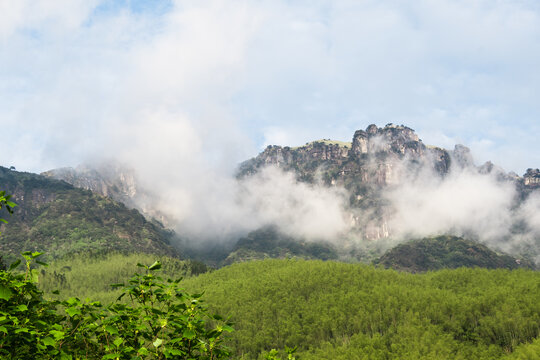武功山上翠绿山峦间的神秘山峰