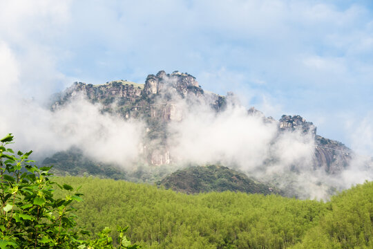 武功山上翠绿山峦间的神秘山峰