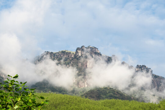 武功山上翠绿山峦间的神秘山峰