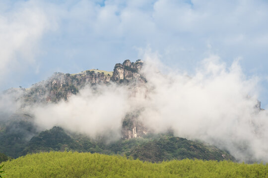 武功山上翠绿山峦间的神秘山峰