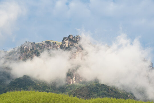 武功山上翠绿山峦间的神秘山峰