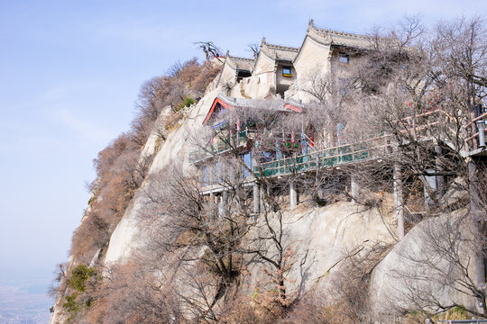华山悬崖上的古朴中式建筑群