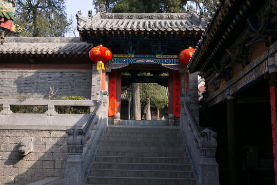少林寺中式古建大门挂红灯笼