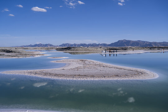 美丽盐湖与远处山峦风光
