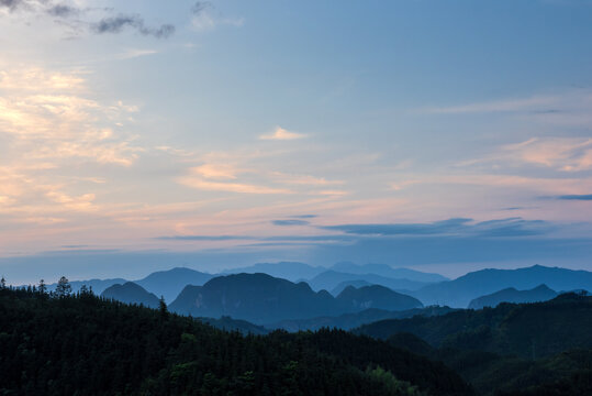 日暮山峦美景