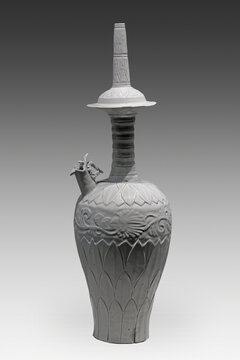 白釉刻莲纹龙首净瓶