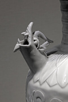 白釉刻莲纹龙首净瓶