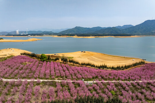中国广西富川县龟石水库风景如画