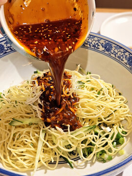 浇汁的鸡丝凉面美味诱人