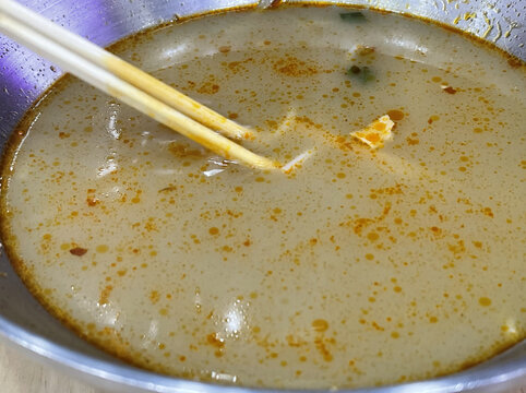 筷子搅动的美味特色汤品