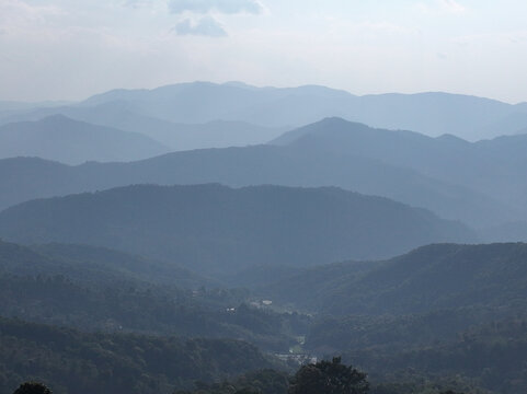 层峦叠嶂的山间景致