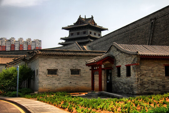 中式古建筑与现代建筑相映