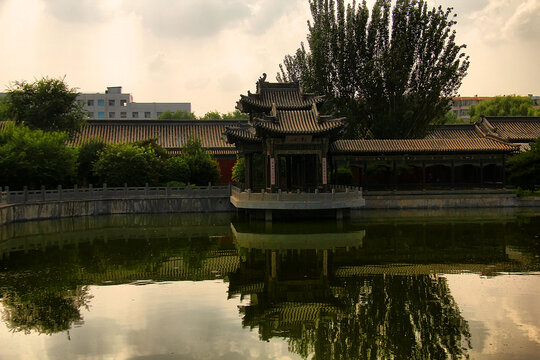 中式亭台水畔风景