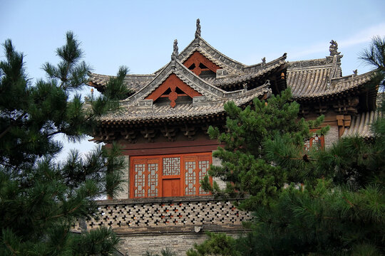 中式古建筑掩映于松柏间