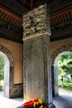 古建内的精美雕刻石碑
