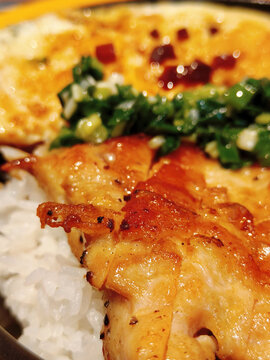 葱油鸡腿扒饭