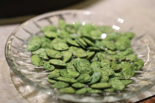 透明盘中的绿色瓜子
