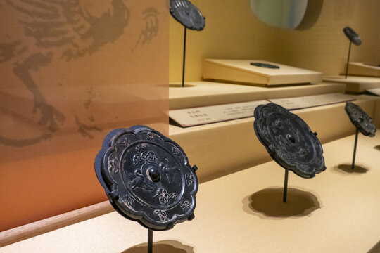 古代精美花纹铜镜展示