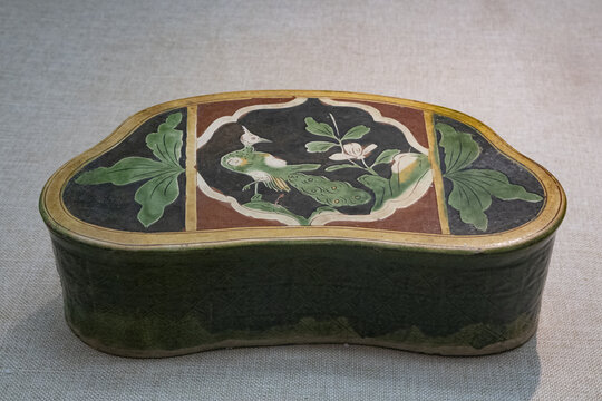 古色古香彩绘花鸟瓷枕