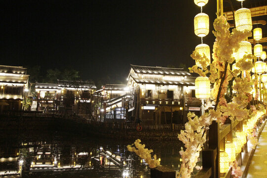 江夏里水乡夜景的古韵与灯火