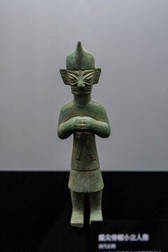 三星堆戴尖脊帽小立人像