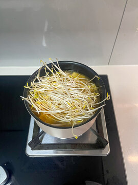 煮豆芽汤