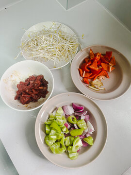 牛肉炒刀削备菜过程