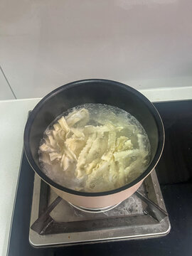煮刀削面