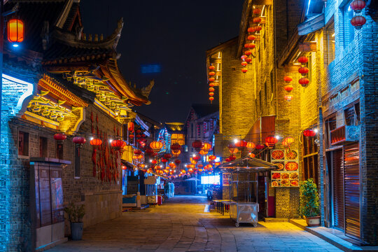 古街夜景红灯笼映照夜色