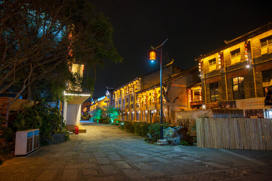 古街夜色下的静谧景致