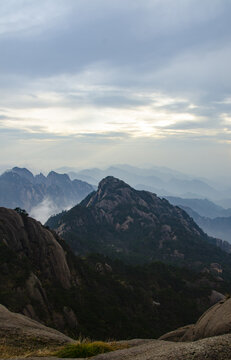 黄山云雾缭绕的壮美山峦景色