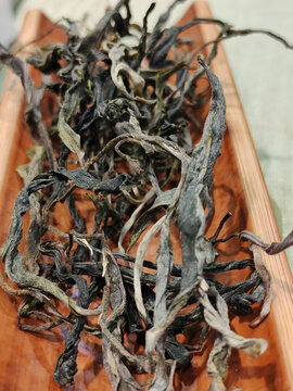 木制托盘上的干茶叶