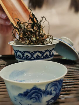 青花瓷茶具与茶叶