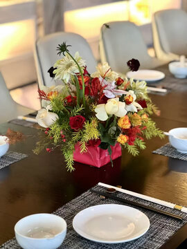 瓷盘餐具布置