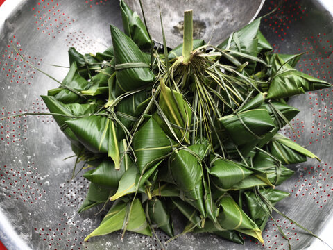 盆中堆叠的新鲜手工粽子