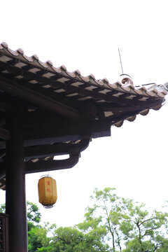 中式屋檐下的古典灯笼