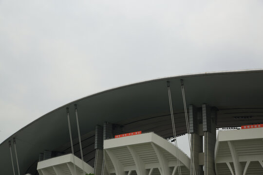 广州奥体中心现代建筑场馆顶部外观