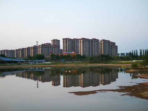 湖畔林立的现代高层住宅区