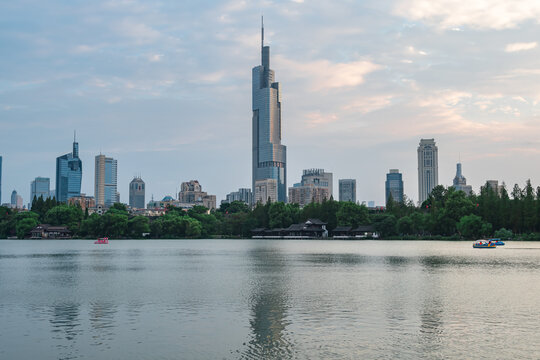 南京玄武湖畔的现代都市剪影