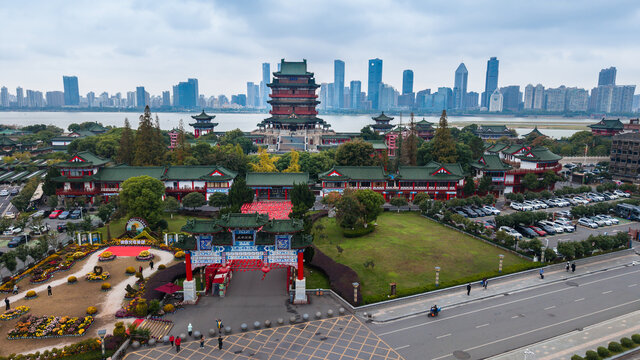 南昌滕王阁城市天际线下的古建筑群