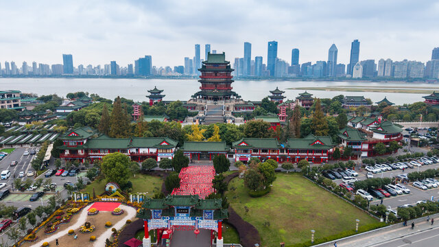 南昌滕王阁城市天际线下的古建筑群