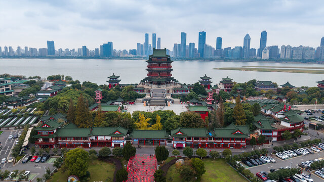 南昌滕王阁城市天际线下的古建筑群