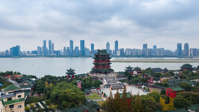 南昌滕王阁城市天际线下的古建筑群