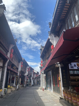 古街风貌蓝天白云下的宁静