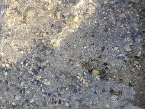 水底五彩斑斓的碎石