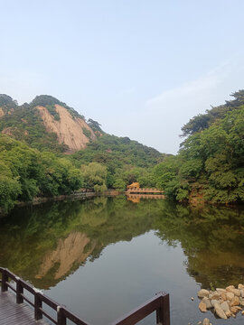 青山绿水间的静谧湖畔辽宁千山