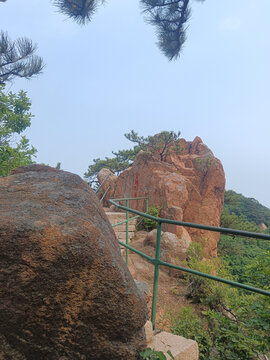山间石景与绿色护栏小道辽宁千山