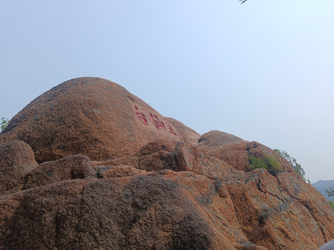 刻字巨石的户外景致辽宁千山望仙台