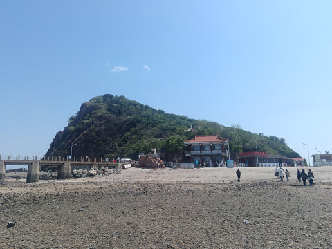 海边山丘下的休闲漫步场景万卷书锦州笔架山